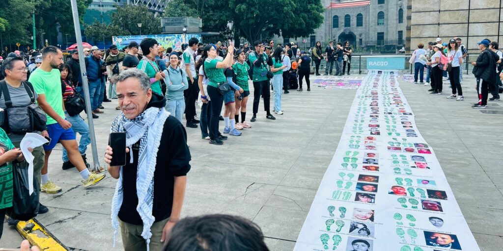 Caifanes convirtió el Estadio GNP en un espacio de reflexión Rubén Albarrán acompañando a las madres buscadoras